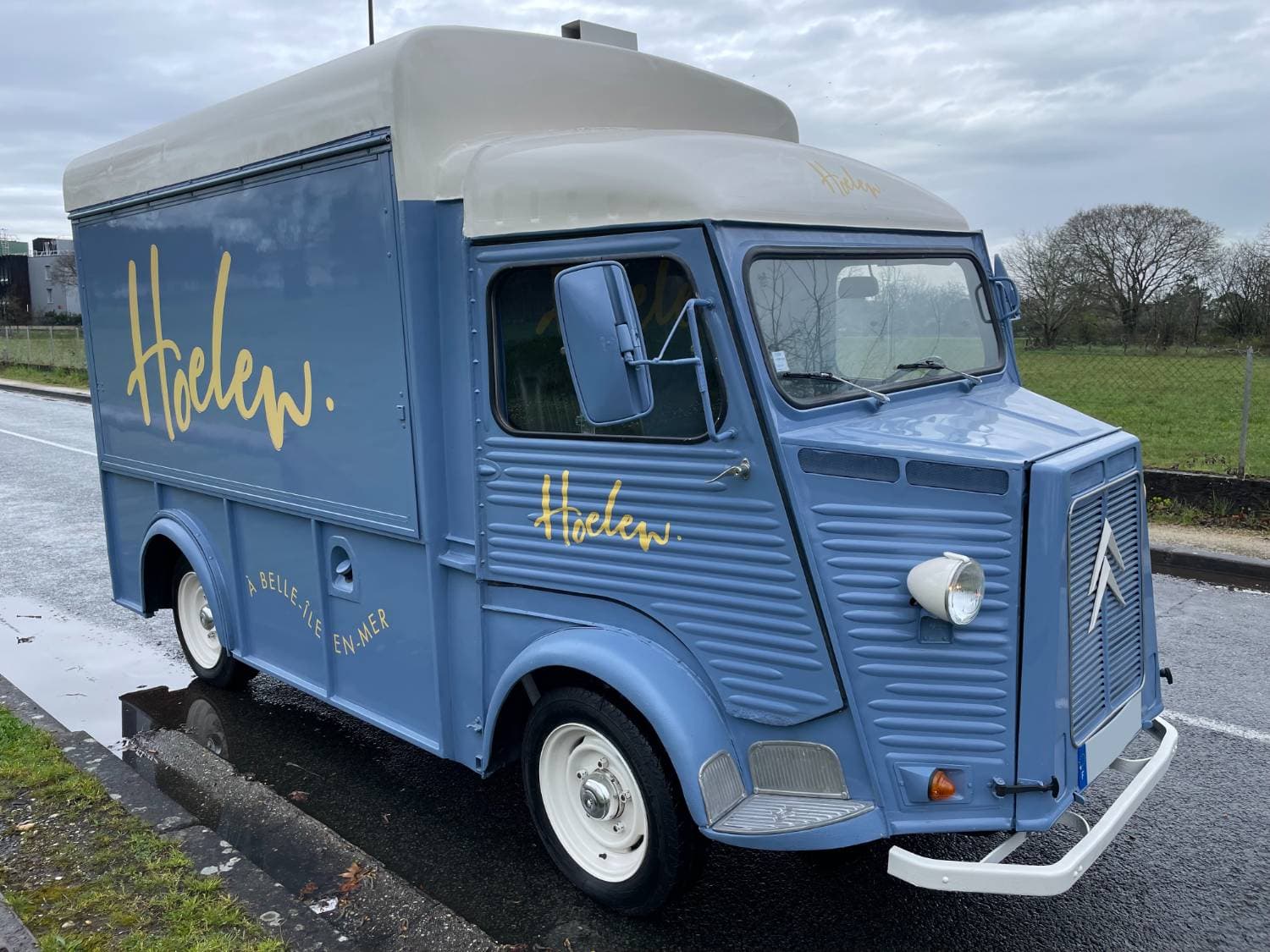 Citroën HY bleu lavande Hoelew vu de trois quarts arrière avec inscription « À Belle-Île-en-Mer » — covering personnalisé