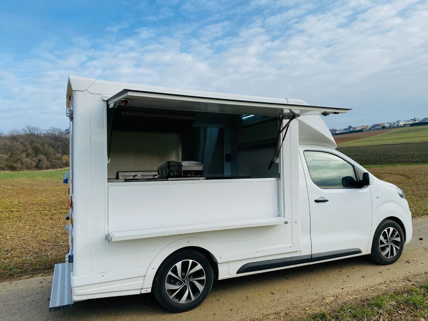 Comptoir de vente avec volet latéral ouvert