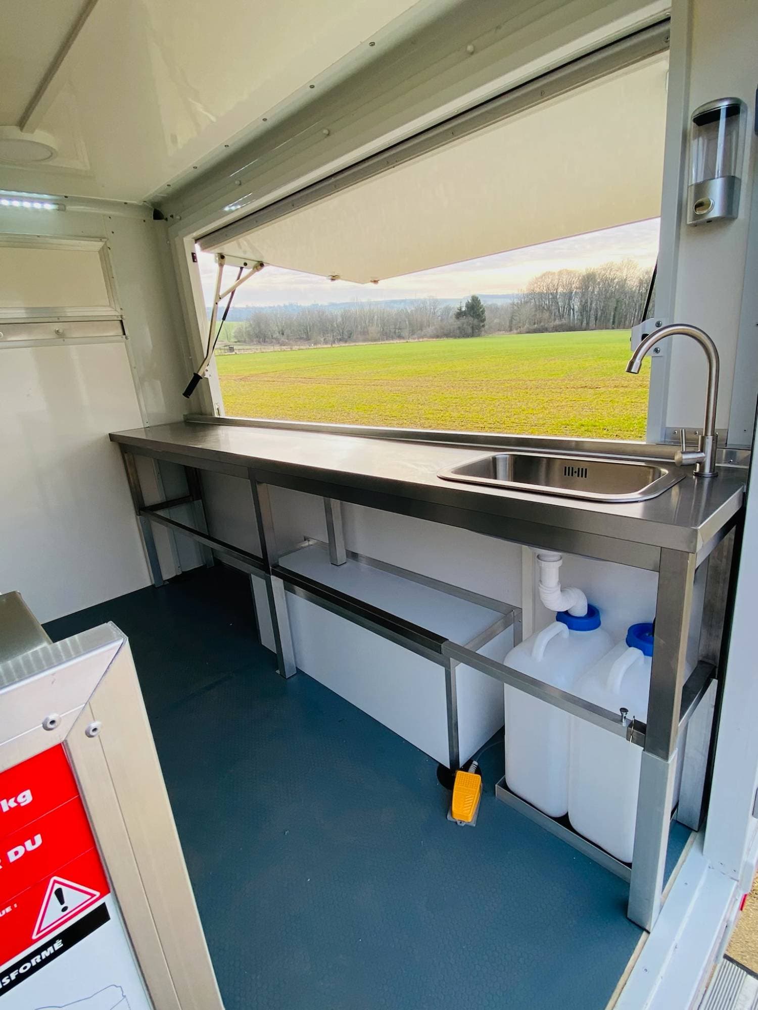 Vue arrière du Citroën Jumpy aménagé