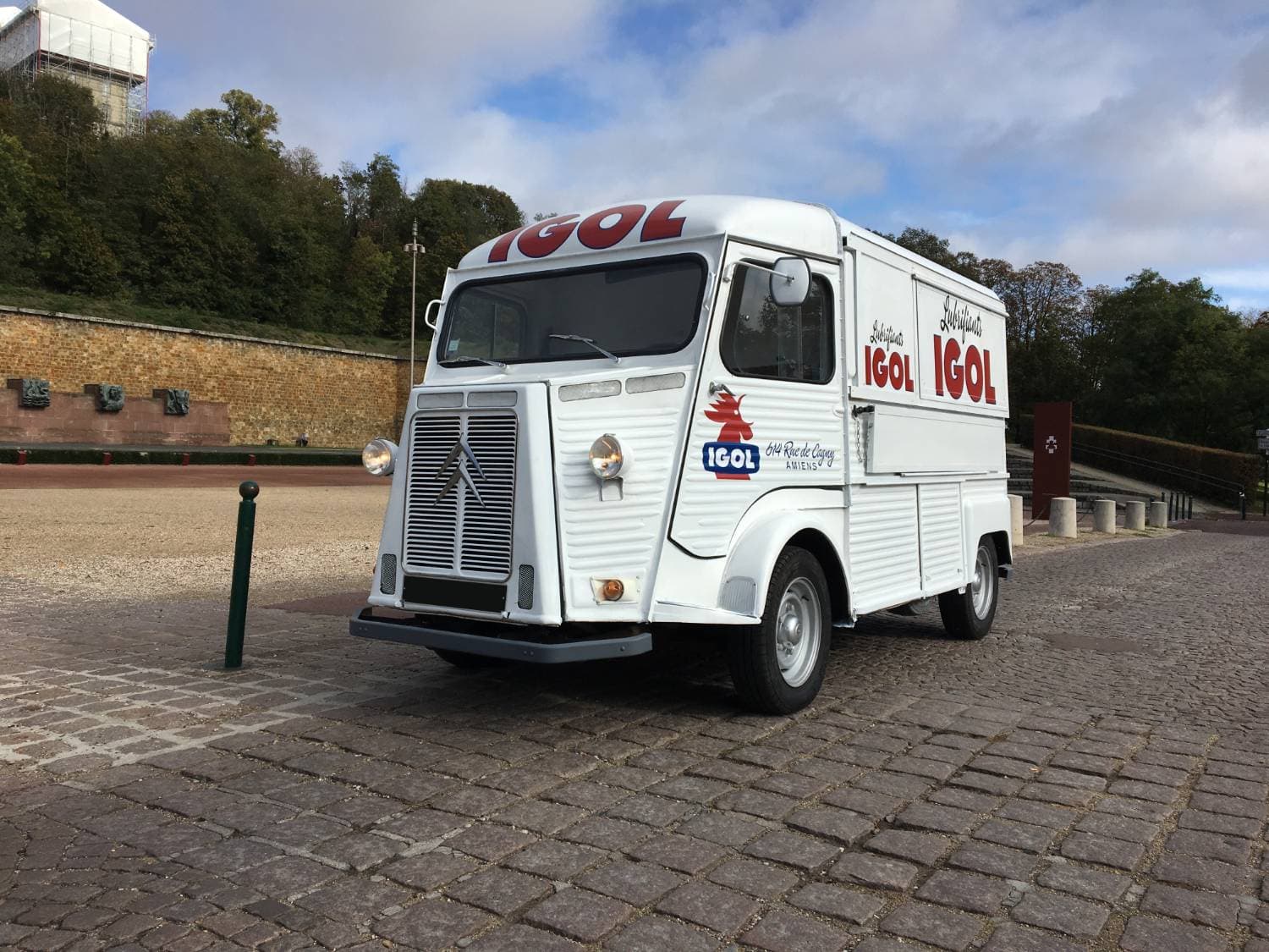 Citroën HY blanc avec covering Lubrifiants Igol vu de trois quarts avant sur des pavés — véhicule événementiel