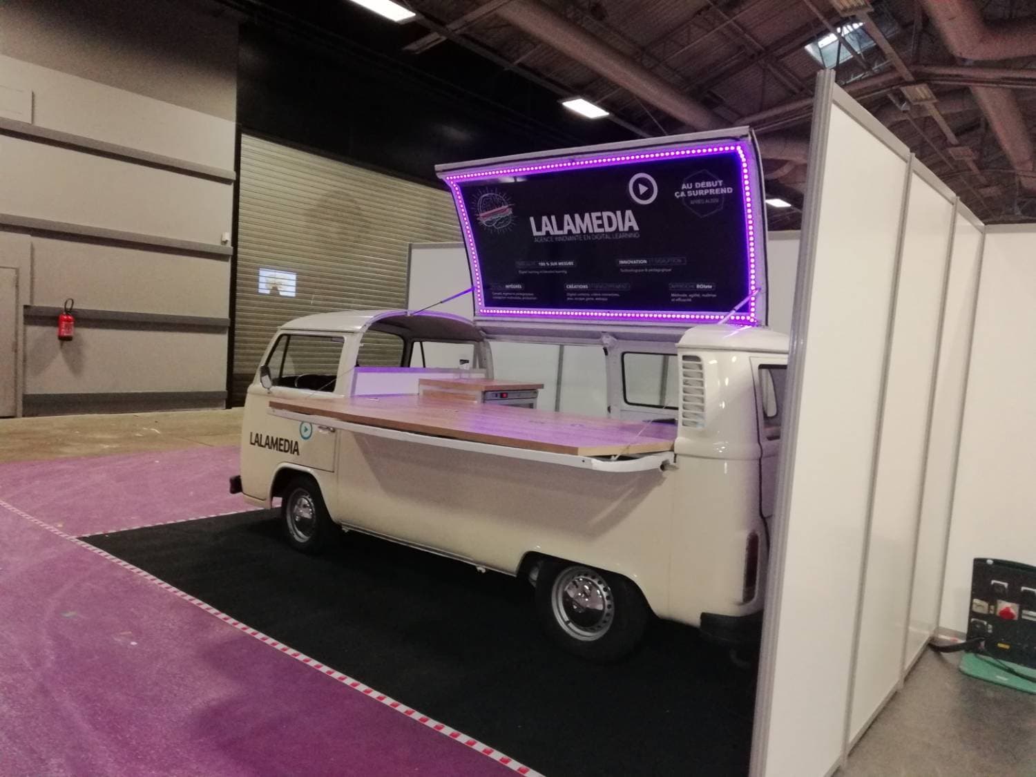 Combi VW installé en exposition lors d'un salon