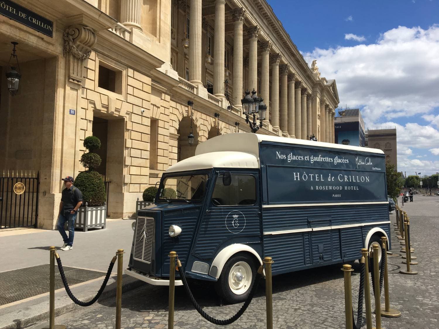 Citroën HY bleu marine Hôtel de Crillon stationné devant le palace parisien place de la Concorde — glacier événementiel