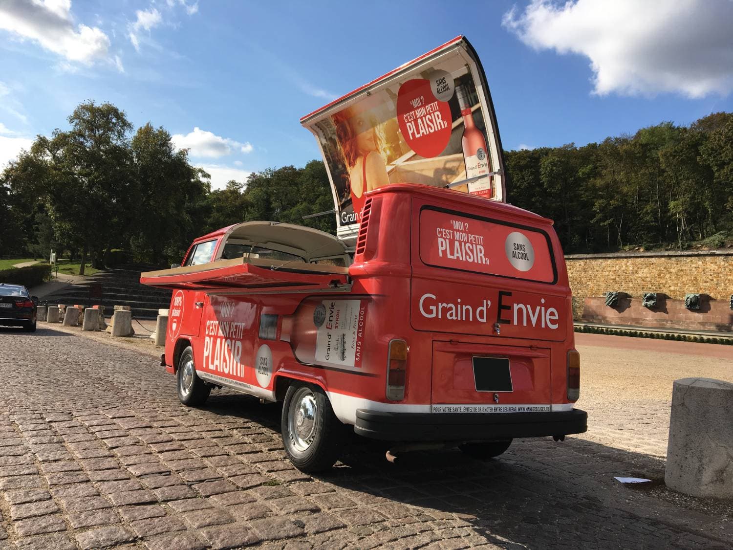 Vue latérale du Combi VW avec covering campagne