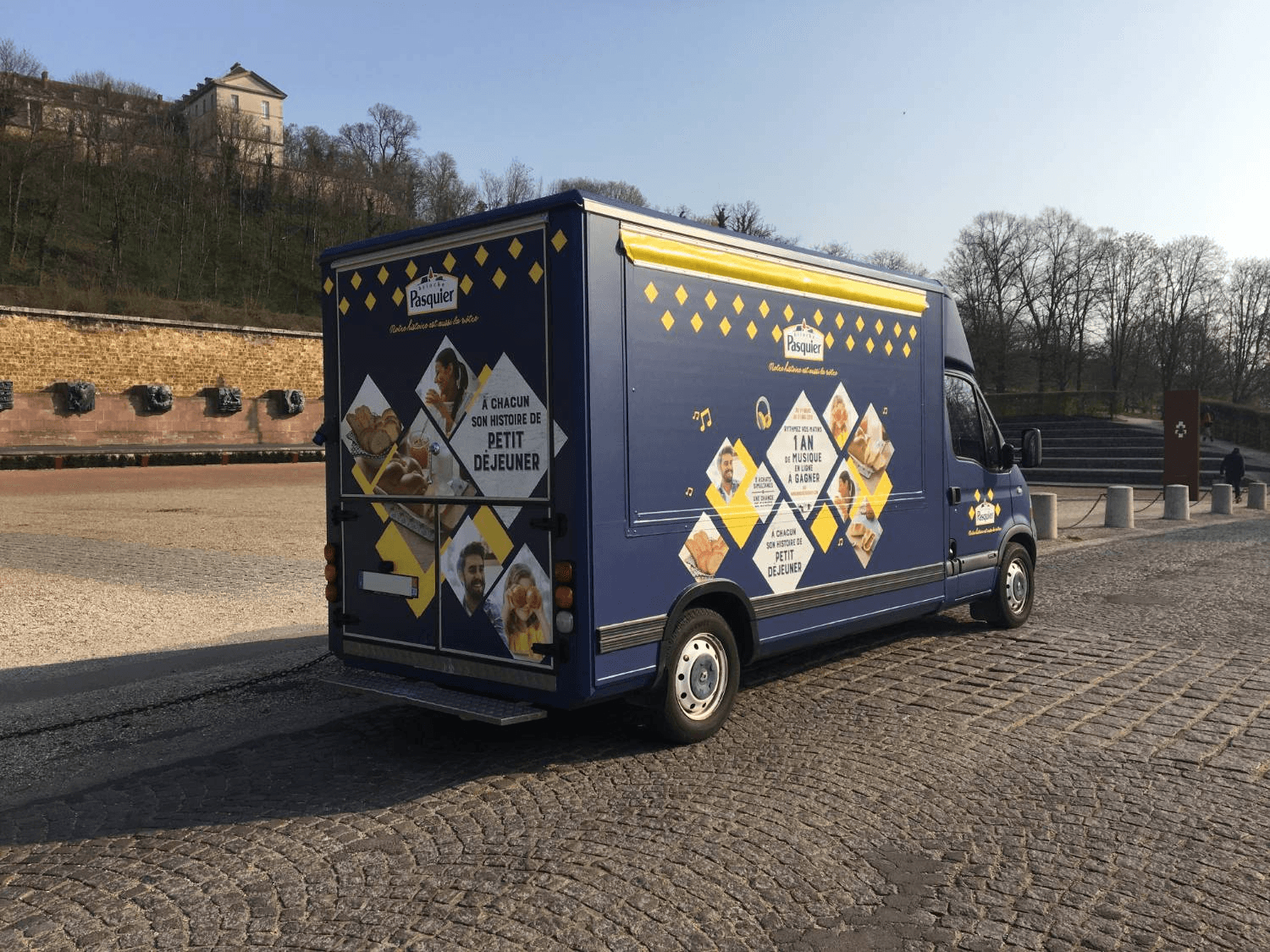 Step Van food truck — vue latérale ouverte