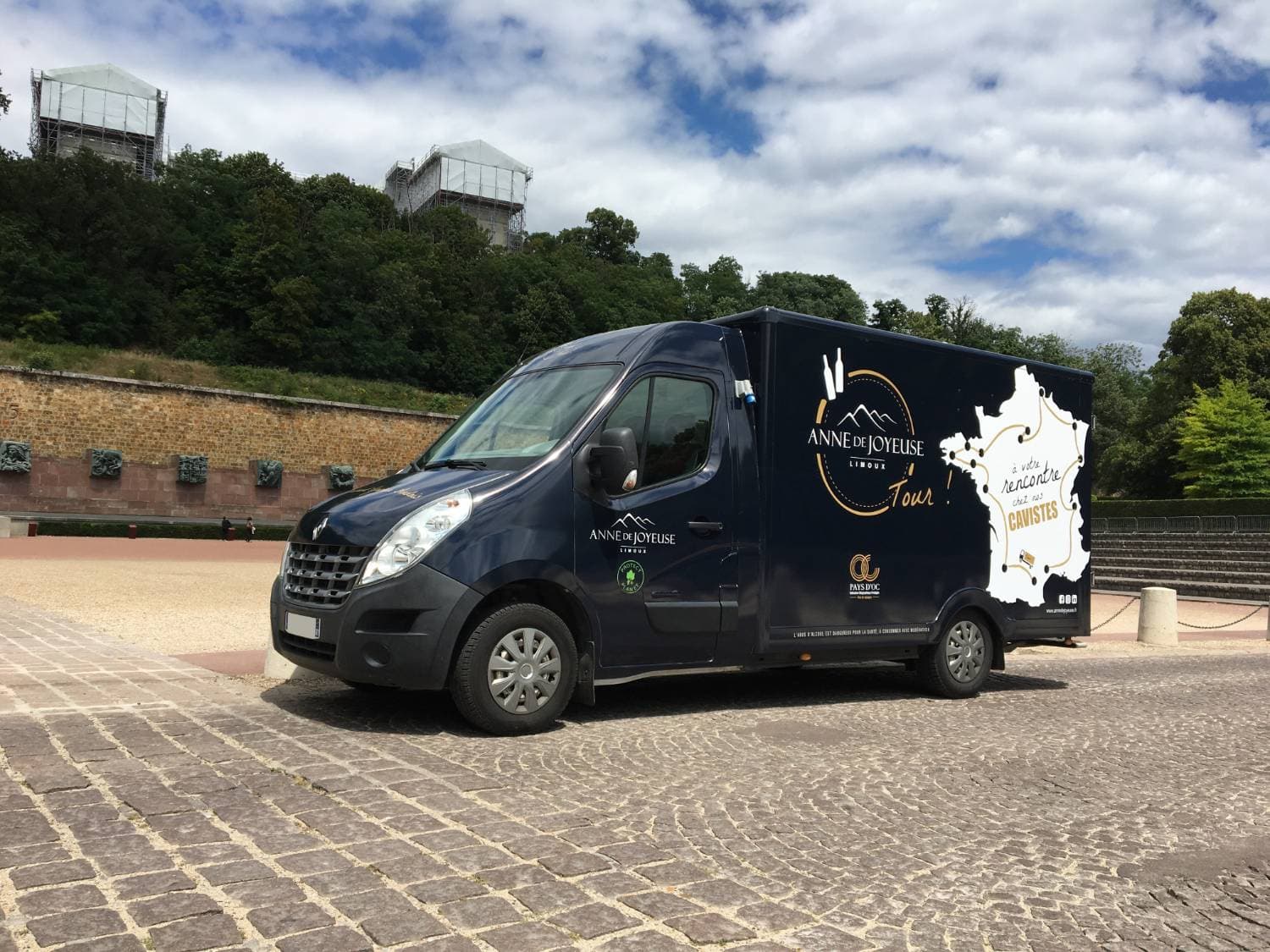 Wine truck Anne de Joyeuse Limoux bleu nuit fermé avec carte de France et logo Tour vue latérale