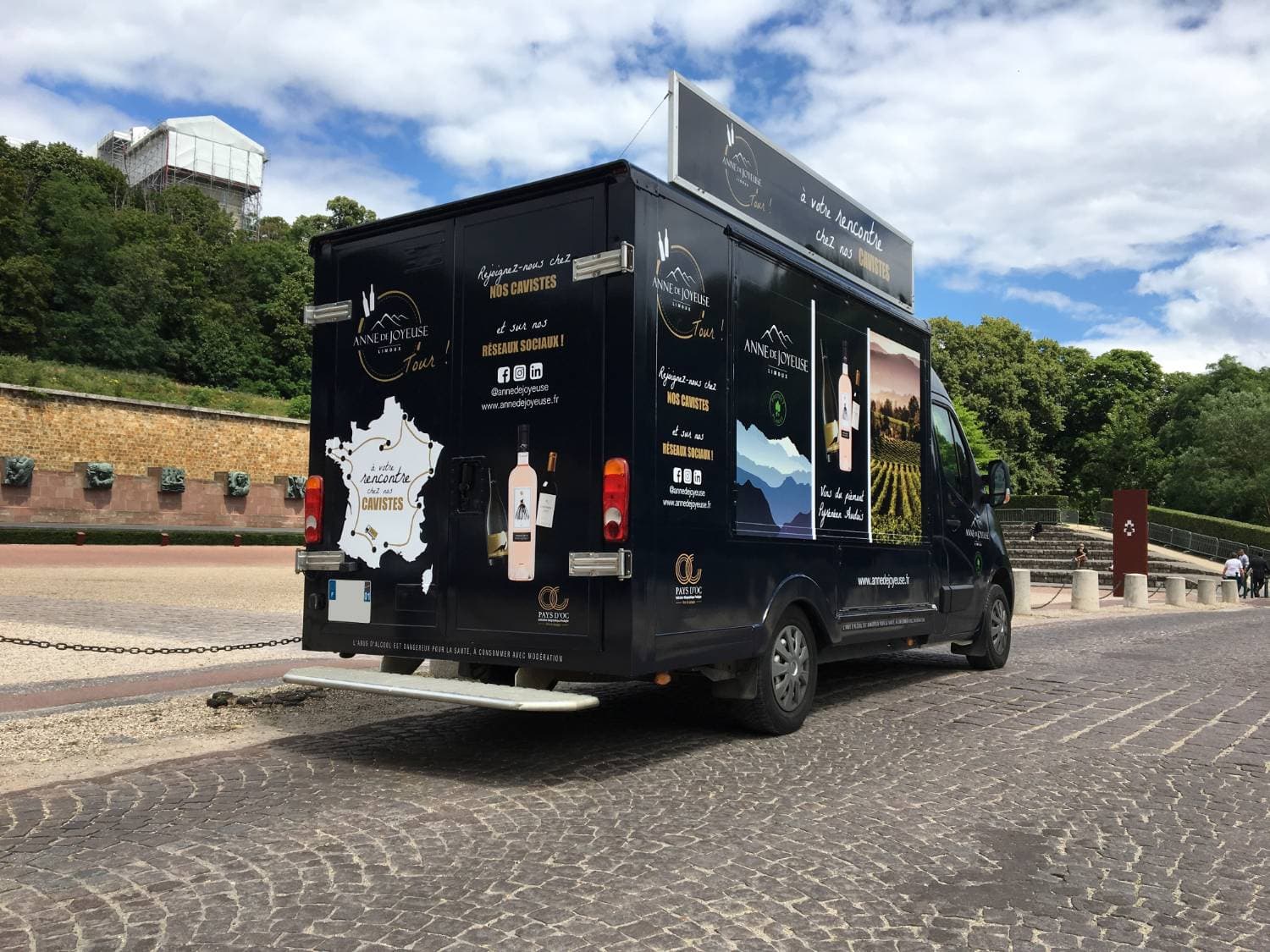 Wine truck Anne de Joyeuse vue arrière avec bouteilles de vin vignobles et carte de France des cavistes