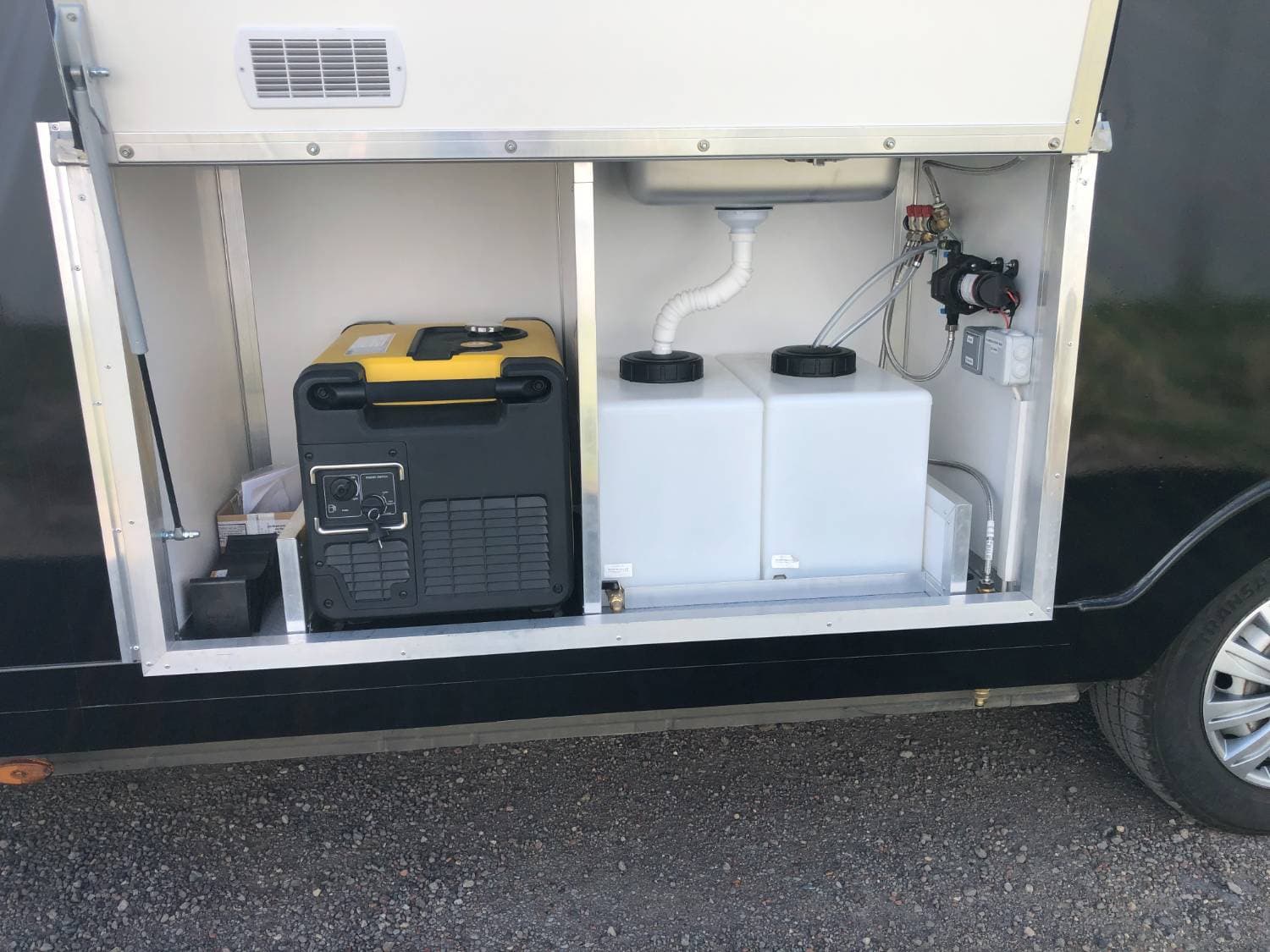 Compartiment technique du food truck Ouysabi avec groupe électrogène et réservoirs d'eau propre et usée