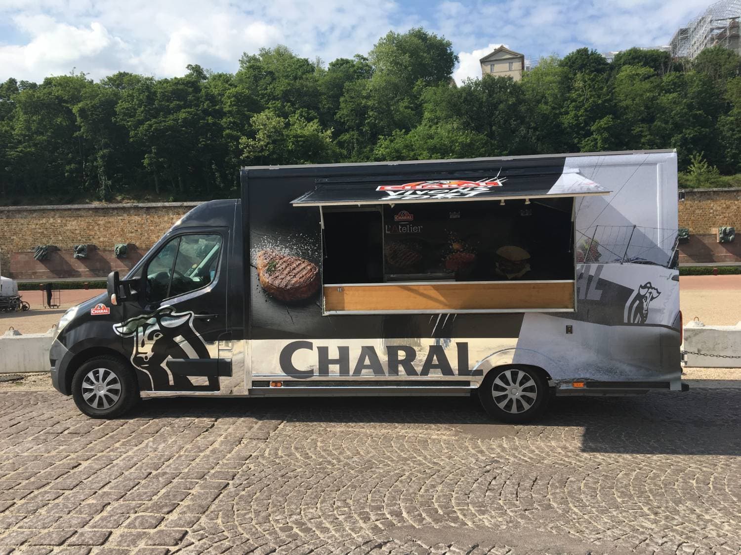 Renault Master Charal L'Atelier noir ouvert, volet de service relevé montrant l'intérieur cuisine professionnelle