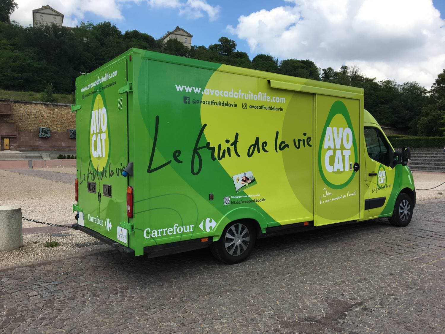 Vue arrière du Renault Master vert Carrefour Avocat avec covering complet et logos réseaux sociaux