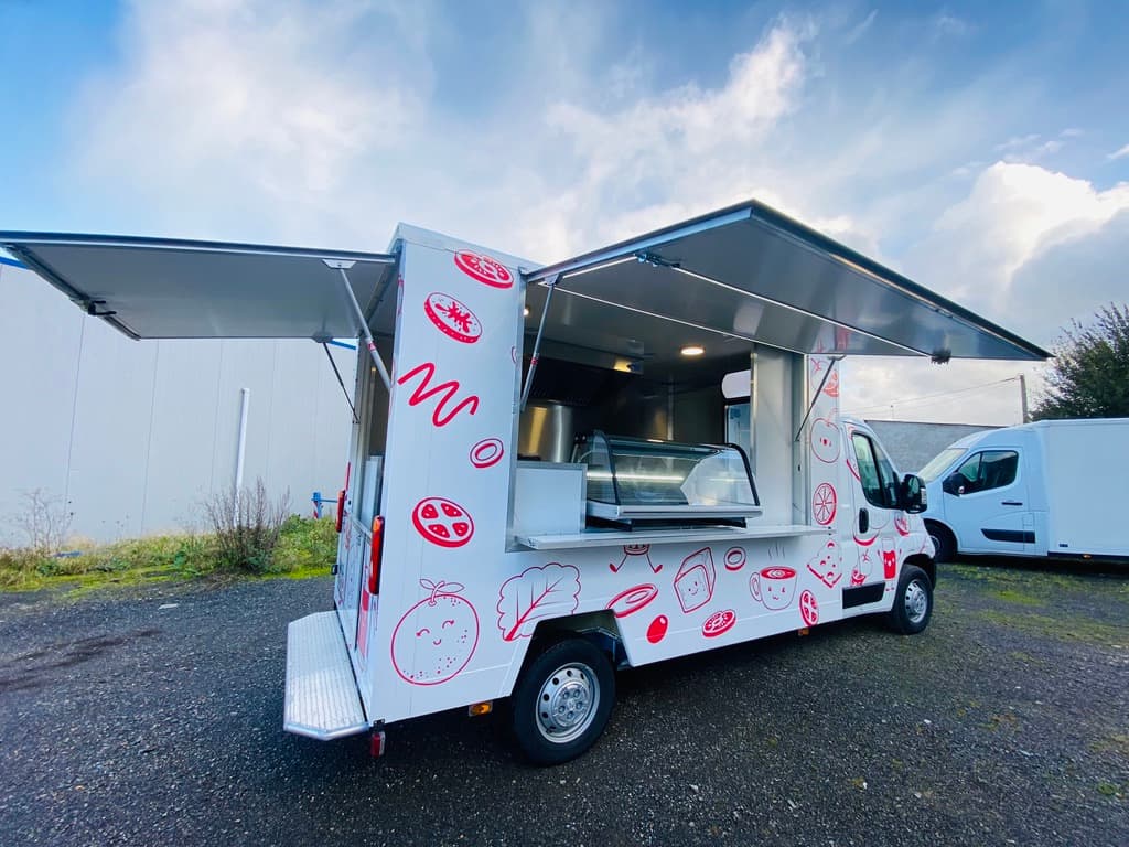 Food truck La Cantine Air France volet ouvert avec vitrine réfrigérée et auvent déployé vue extérieure