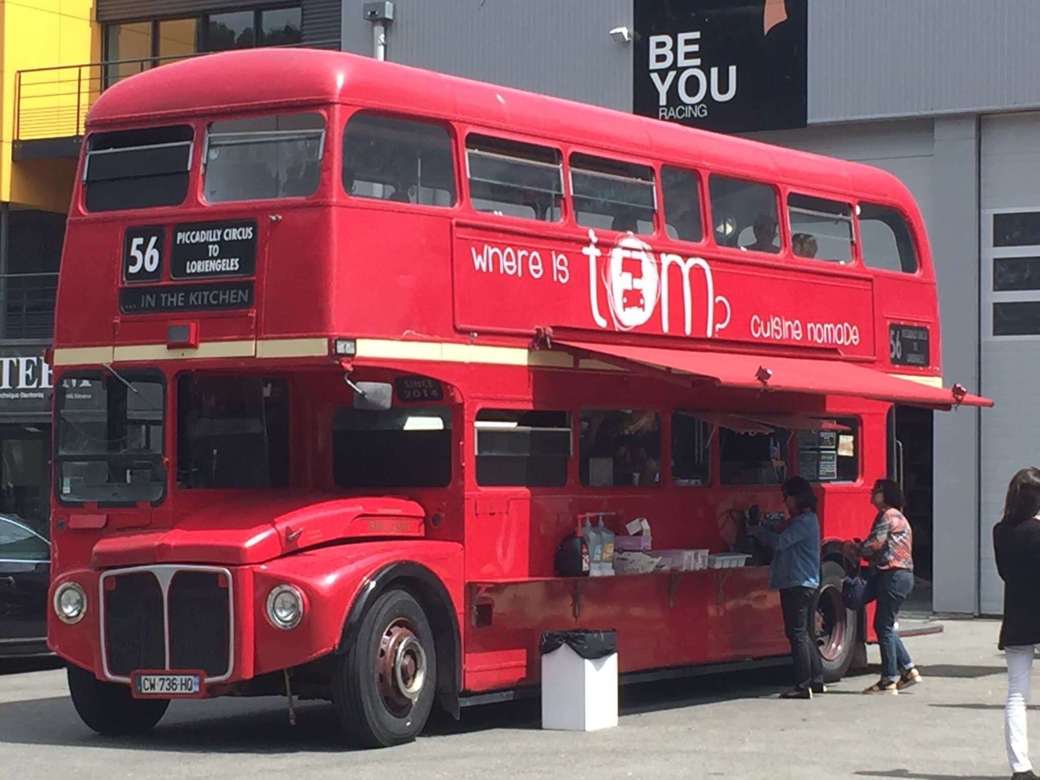 Vend Bus anglais authentique modèle Routemaster de 1966, entièrement aménagé en restaurant itinérant.