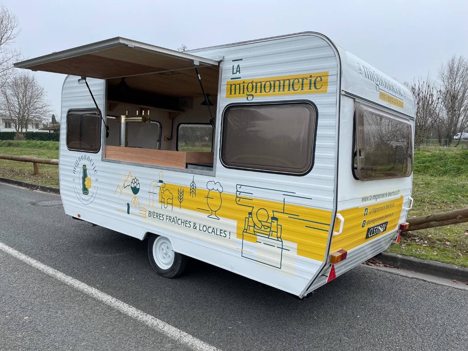 Caravane Beer Truck La Mignonnerie — vue extérieure avec covering jaune et blanc, slogan Bières Fraîches & Locales