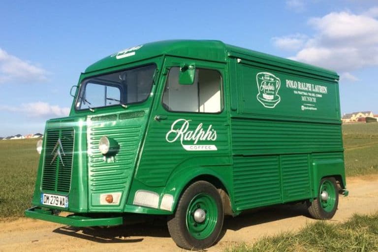 Food truck en service devant une file de clients satisfaits, illustration des bonnes pratiques de gestion quotidienne