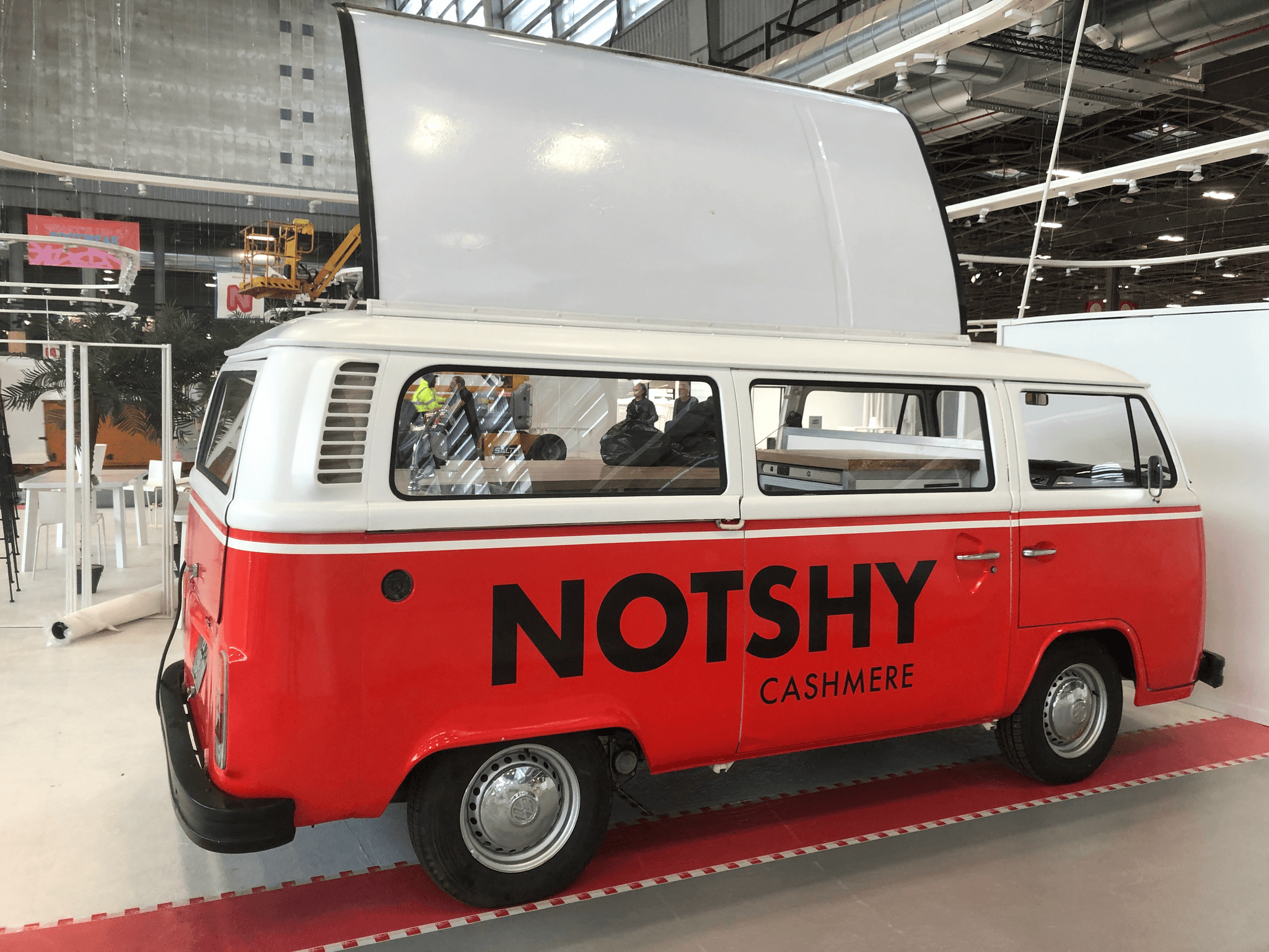 Combi VW Not Shy — salon professionnel