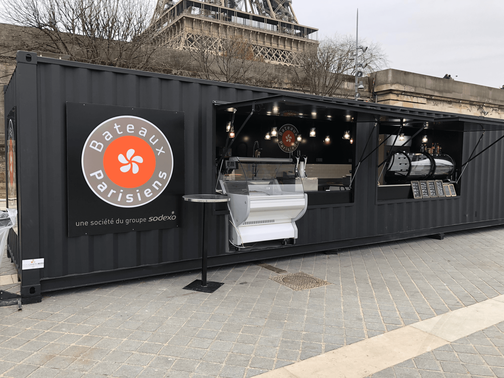 Container 40 pieds Bateaux Parisiens — Tour Eiffel