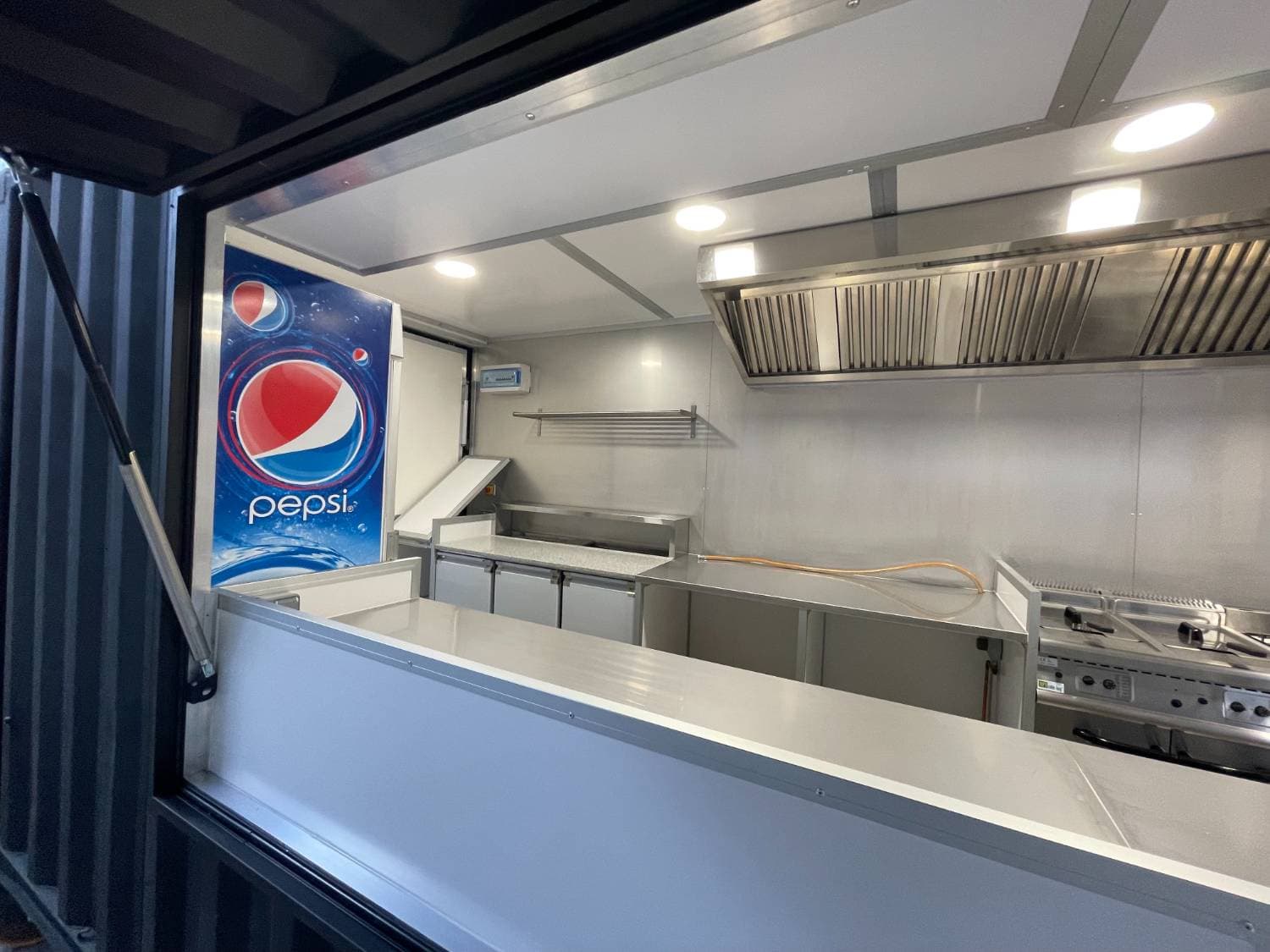 Comptoir de service ouvert — vue depuis l'extérieur