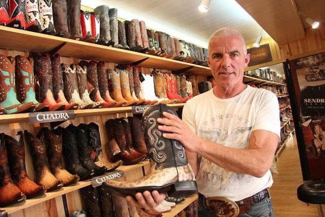 Dans son camion, il vend « des boots pour se régaler les pieds ! »