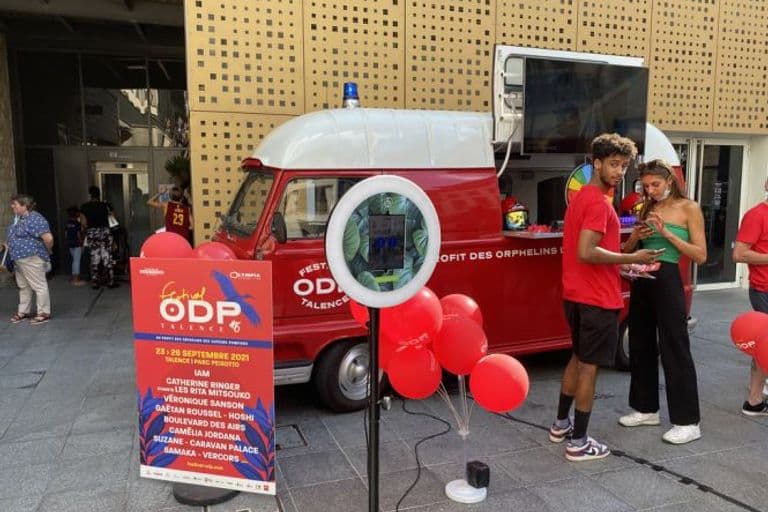 Food truck en service devant une file de clients satisfaits, illustration des bonnes pratiques de gestion quotidienne