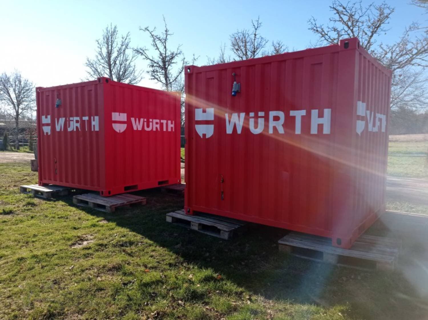 Détail des finitions et enseignes personnalisées