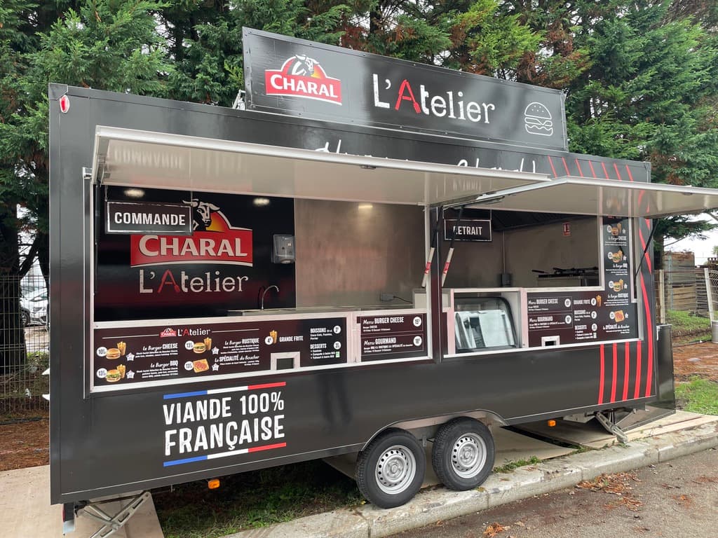 Remorque Charal L'Atelier — vue face avec double comptoir commande/retrait et menus intégrés