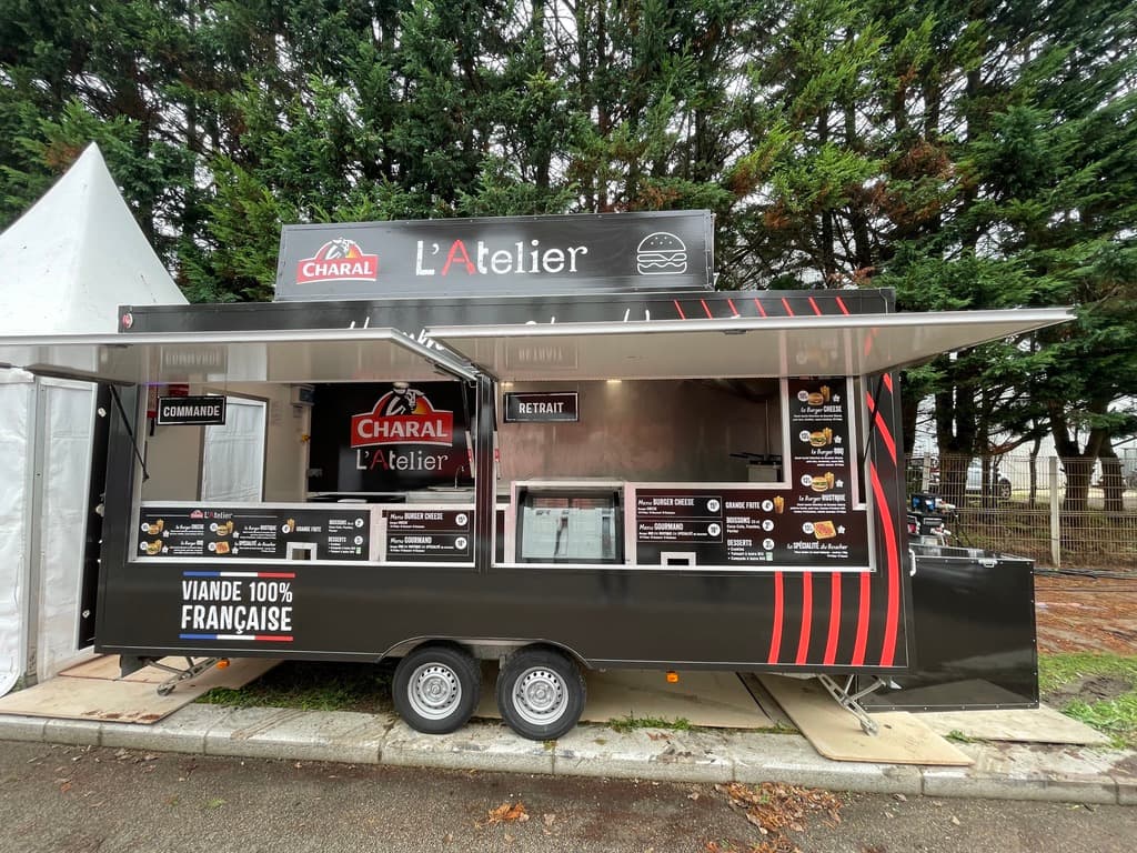 Remorque Charal L'Atelier — vue large avec enseigne lumineuse L'Atelier et volet ouvert