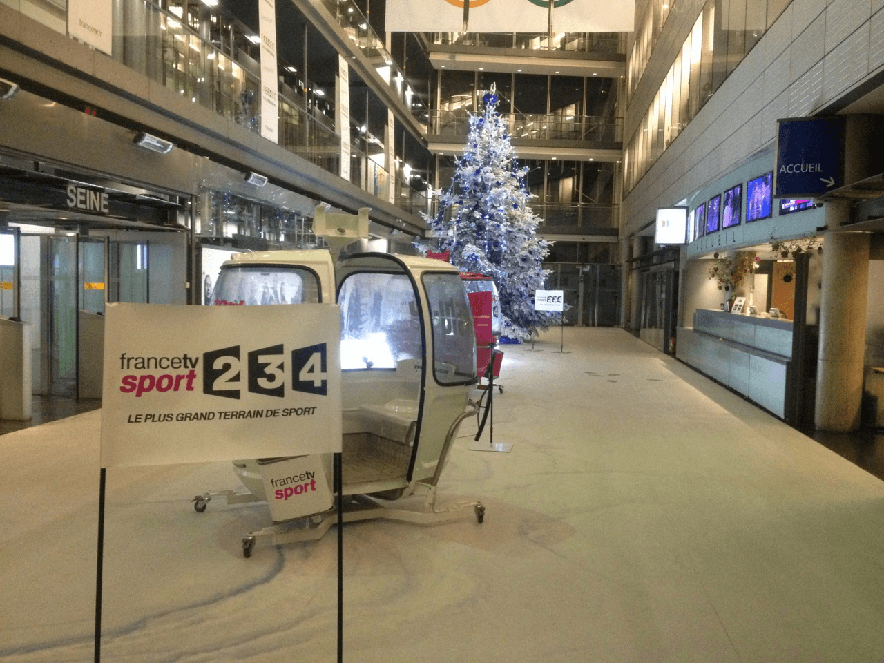 Megg France TV Sport — décor Noël