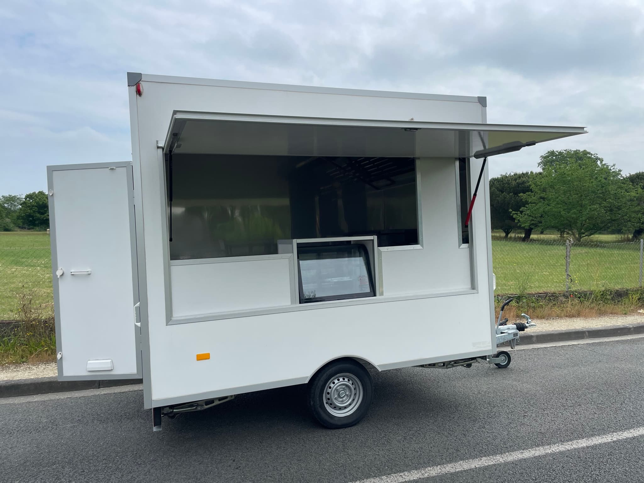 Remorque 3m60 — vue latérale avec volet d'ouverture et porte arrière ouverts