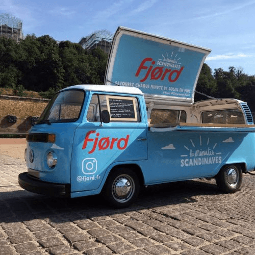 Combi VW — road show branding marque