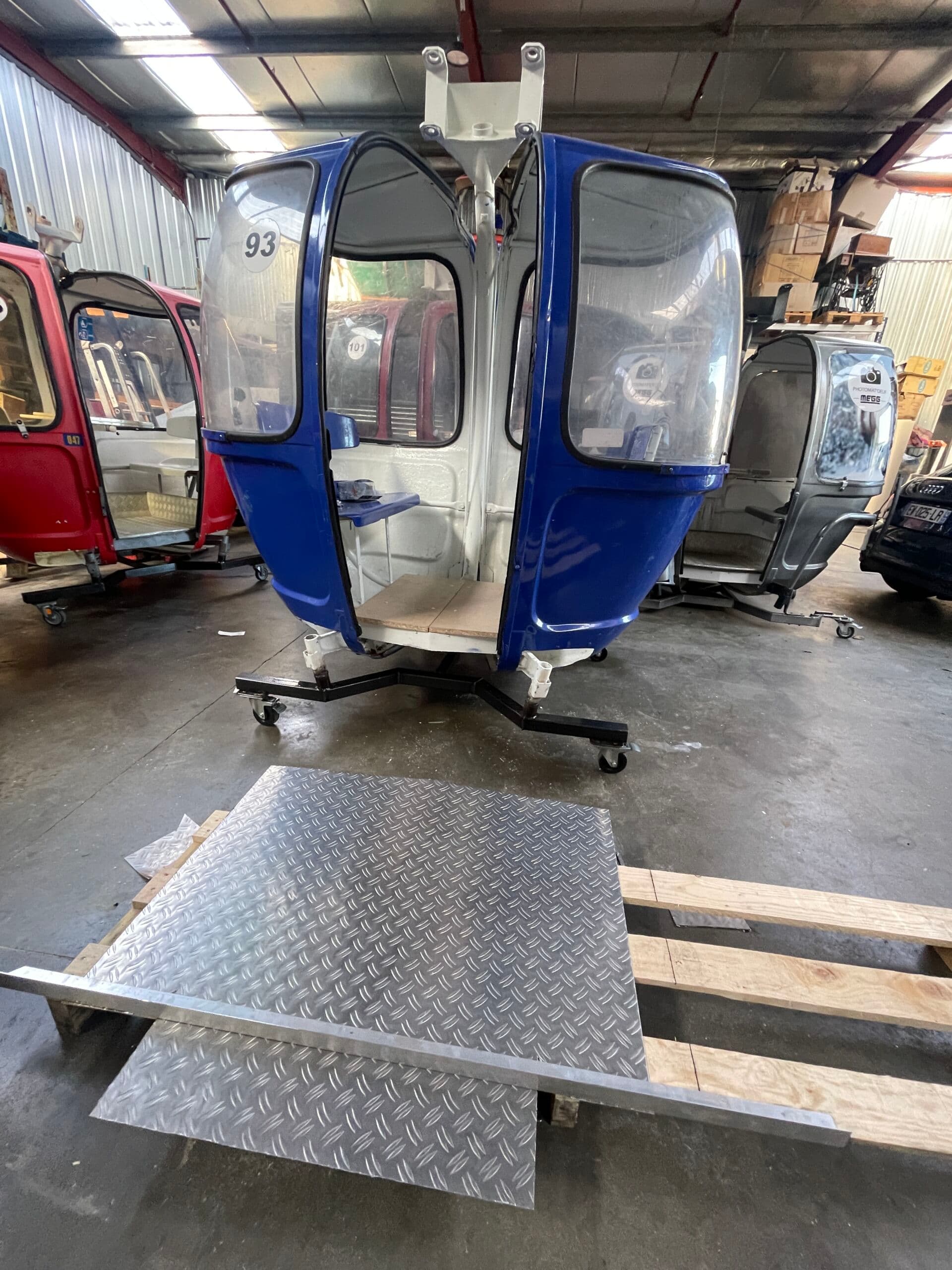 MEGG bleue sur châssis à roulettes avec rampe d'accès en aluminium strié