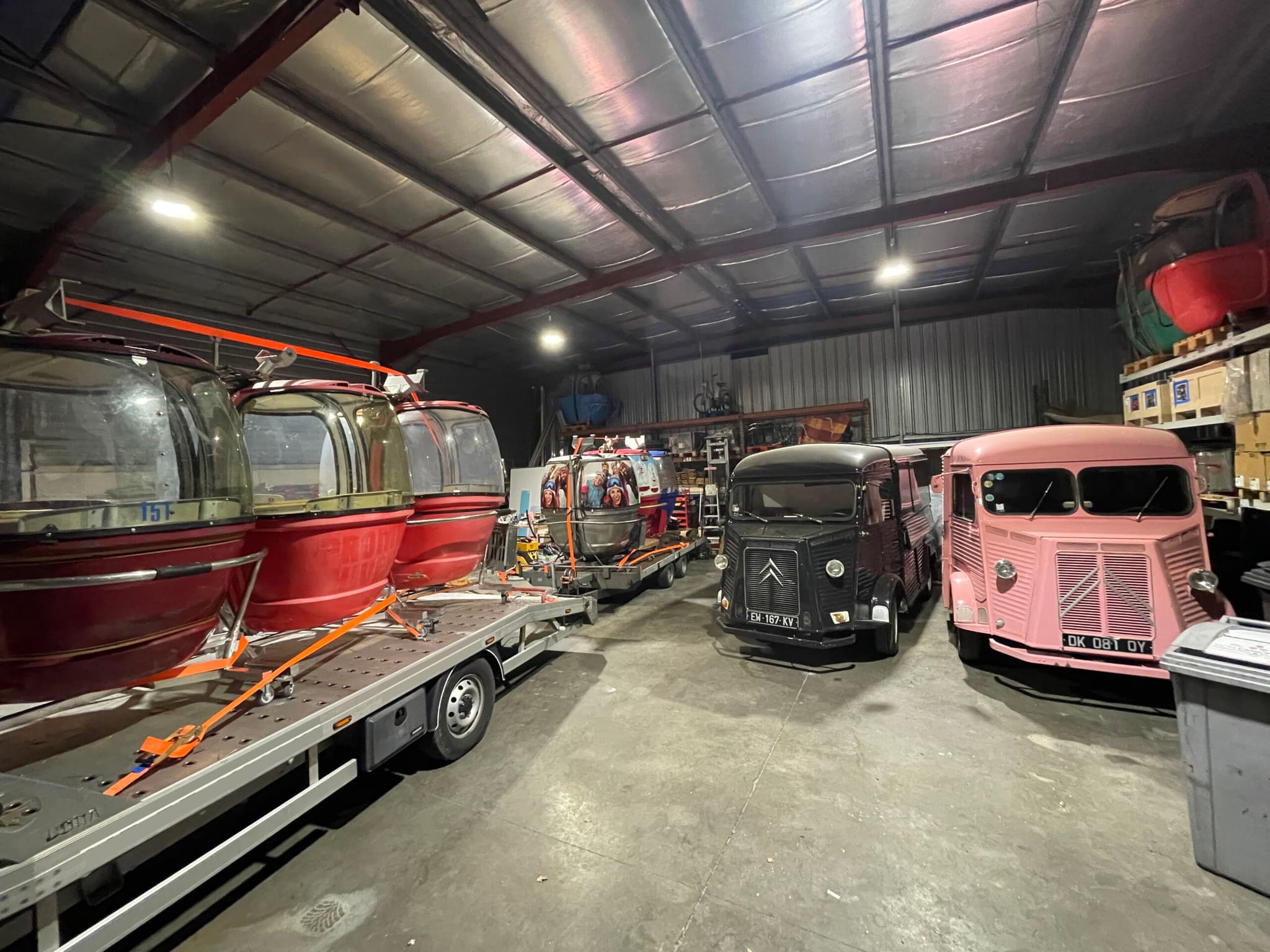 Flotte MEGG sur remorque, aux côtés des Citroën HY vintage MCR