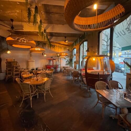 Télécabine MEGG rouge intégrée dans le décor de la brasserie Auteuil