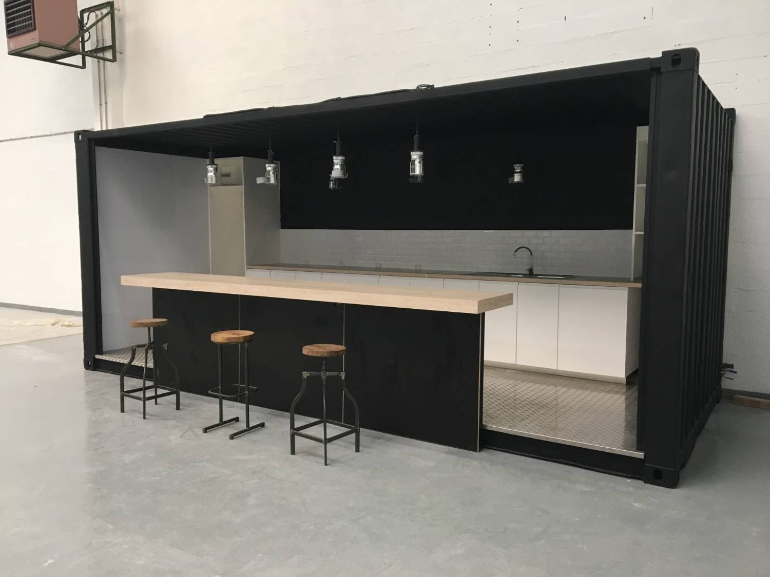 Container bar avec ouverture latérale et comptoir