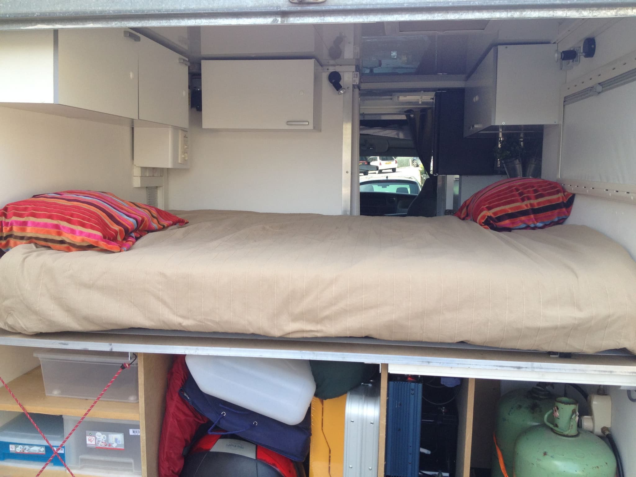 Stand événementiel avec auvent déployé — espace d'accueil professionnel personnalisé