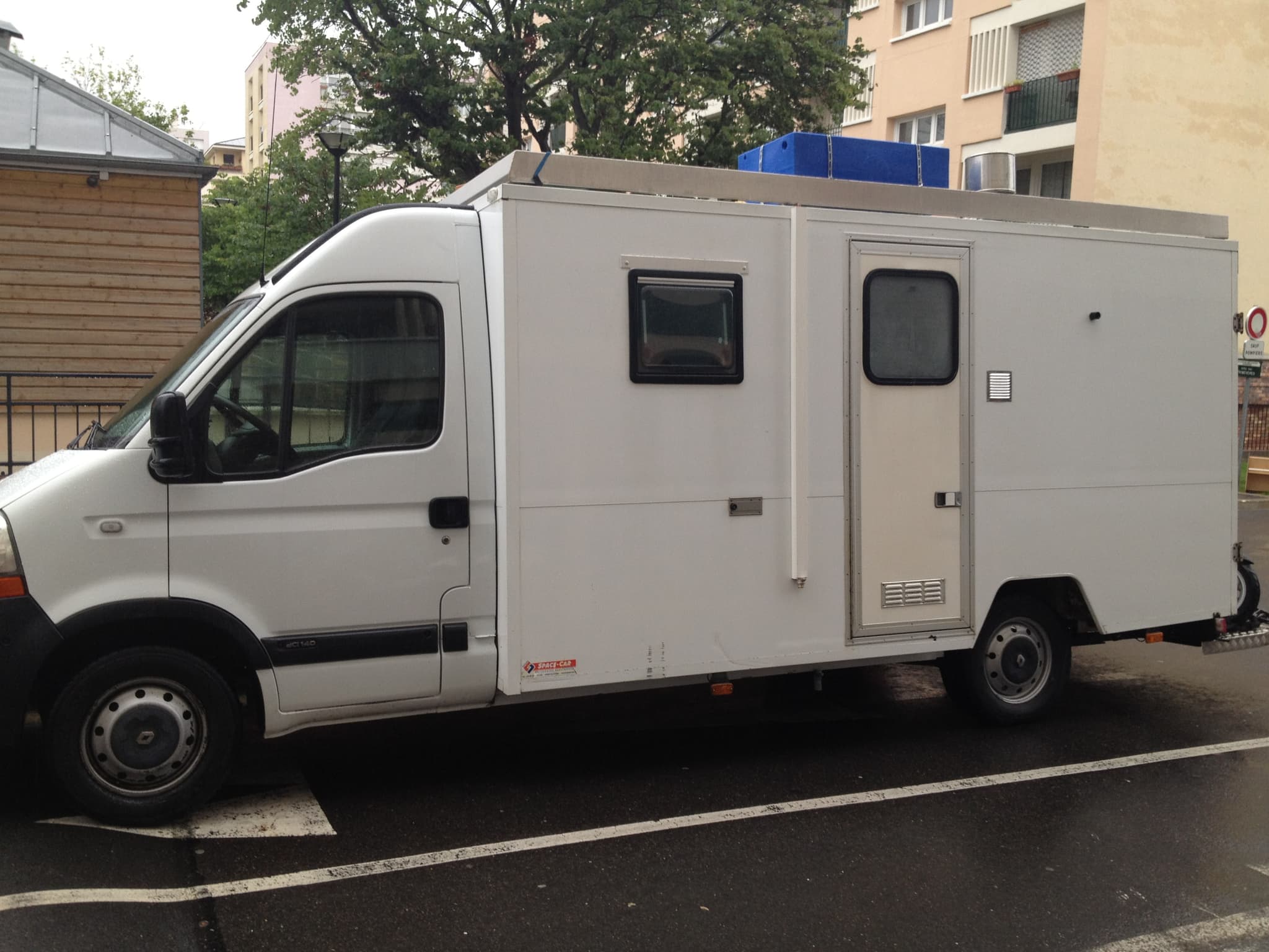 Stand événementiel mobile — boutique extérieure avec comptoir et signalétique personnalisée