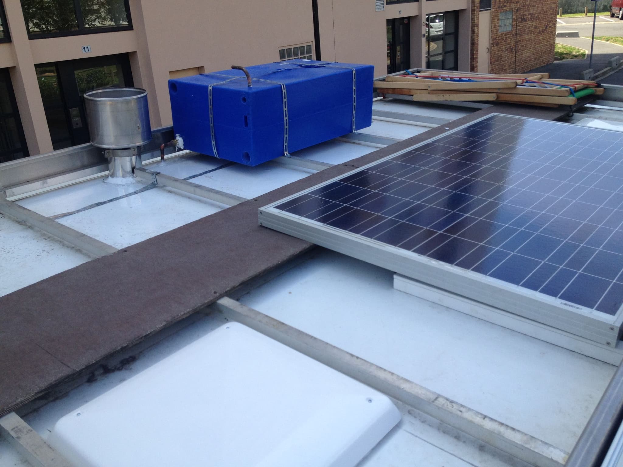 Fashion truck — boutique mobile avec vitrine et présentoirs