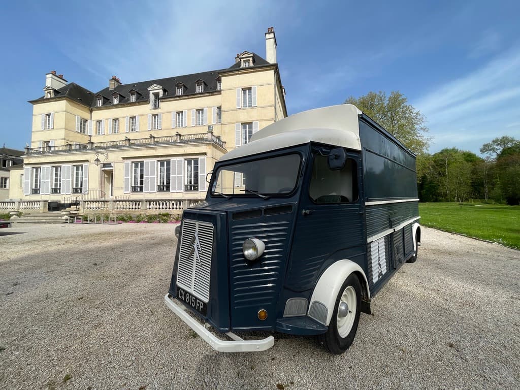 Citroën HY vintage lors d'un événement de street marketing