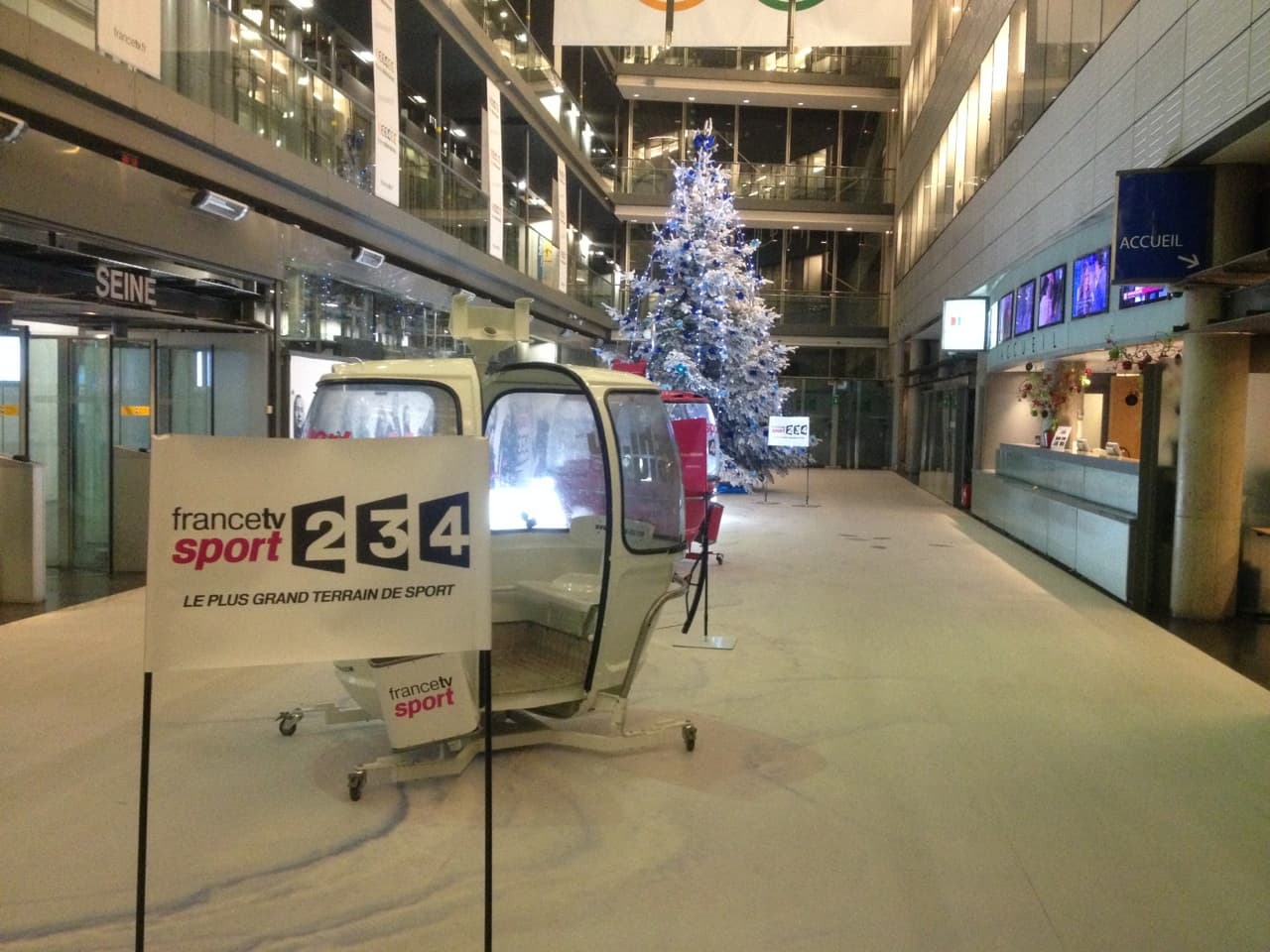 Télécabines MEGG France TV Sport installées pour Noël avec sapin géant