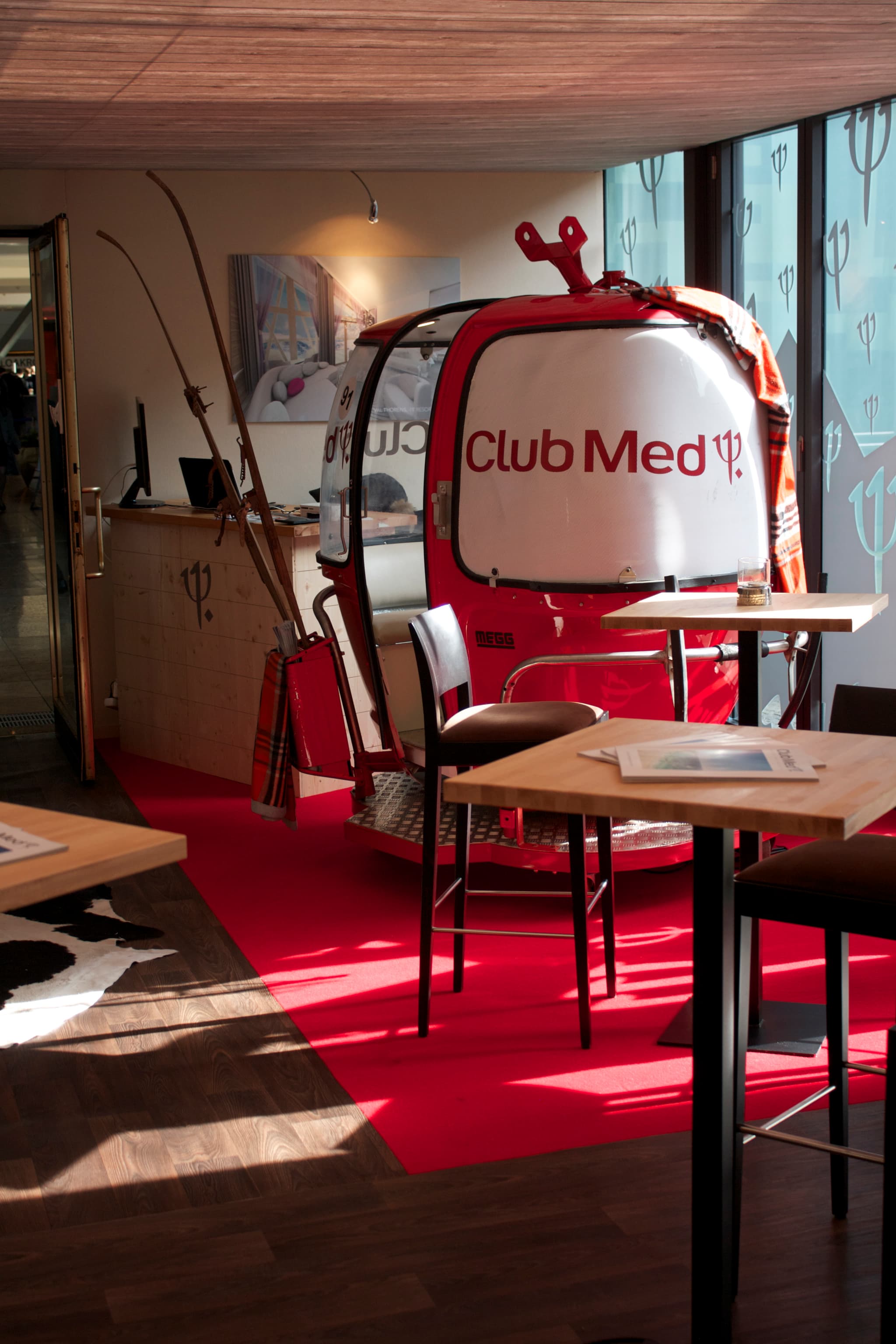 Intérieur télécabine Megg aménagée en restaurant pour le Club Med — table et éclairage d'ambiance