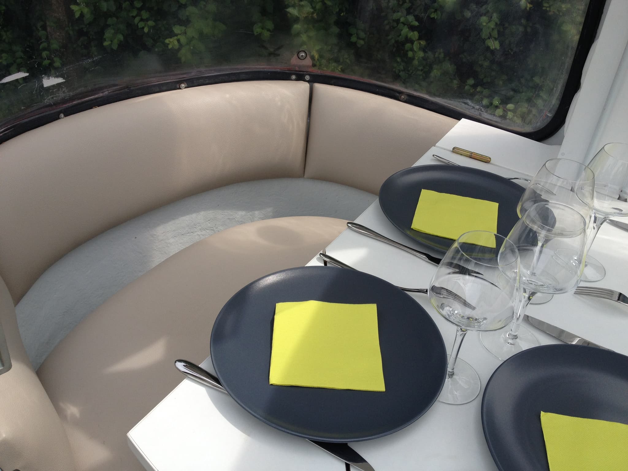 Télécabine MEGG rose France TV Sport — installée dans un hall d'exposition