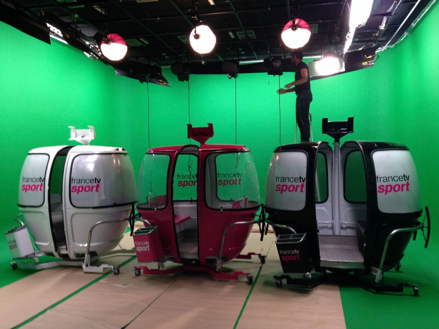 Télécabine MEGG — vue de profil sur châssis à roulettes