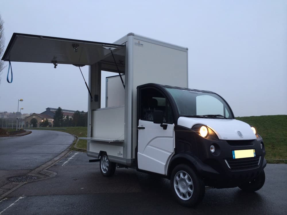 Aixam Mega transformé en commerce ambulant compact