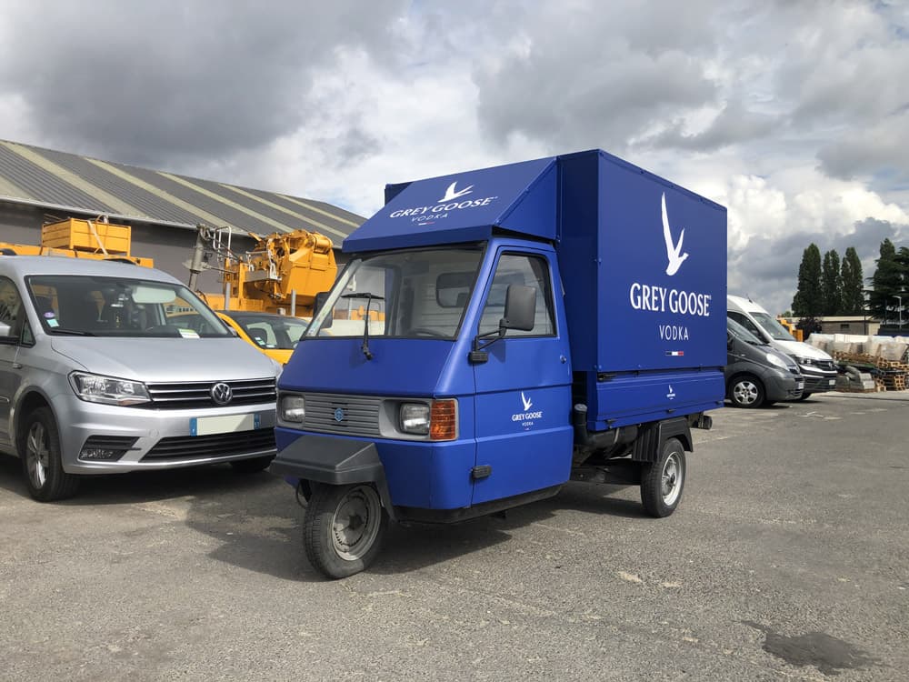 Triporteur motorisé ou vélo aménagé en commerce ambulant