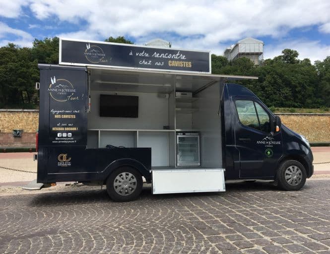 Camion podium Renault Master — scène mobile événementielle avec ouverture latérale