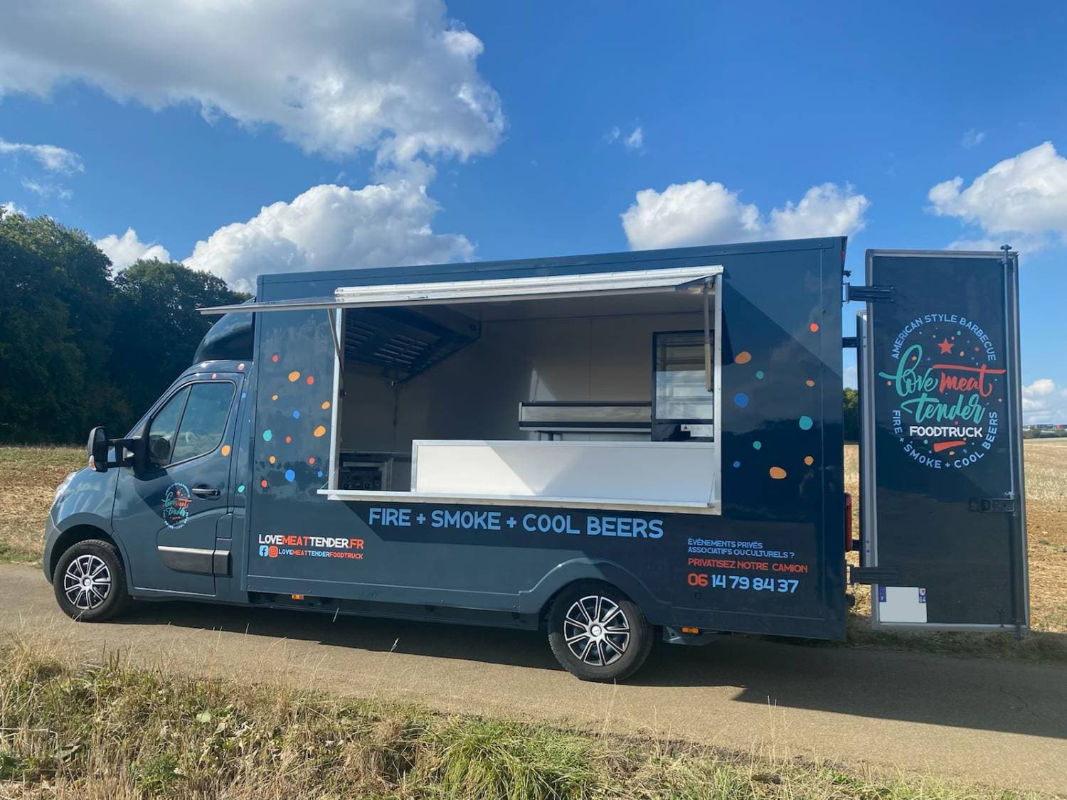 Food truck Love Meat Tender bleu foncé ouvert avec covering barbecue américain Fire Smoke Cool Beers