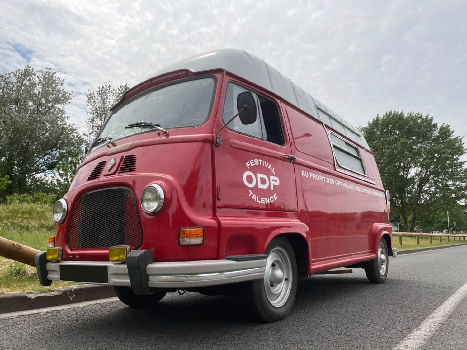 Renault Estafette rouge DJ Truck Festival ODP Talence vue de trois quarts arrière — véhicule événementiel musical