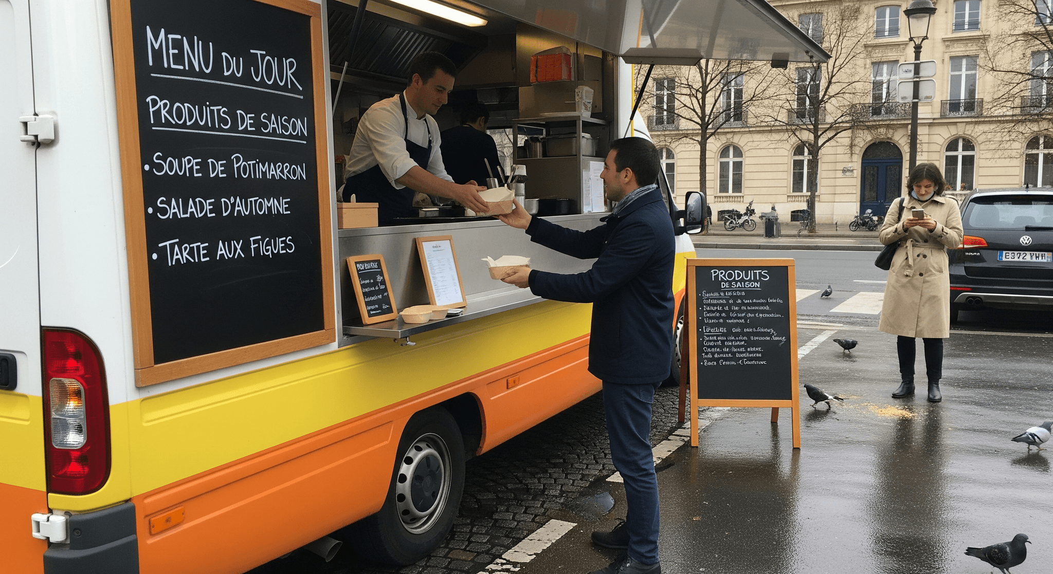 Chef d'un food truck MCR servant un client, avec menu de saison (soupe potimarron, salade automne) visible. Scène de restauration ambulante.