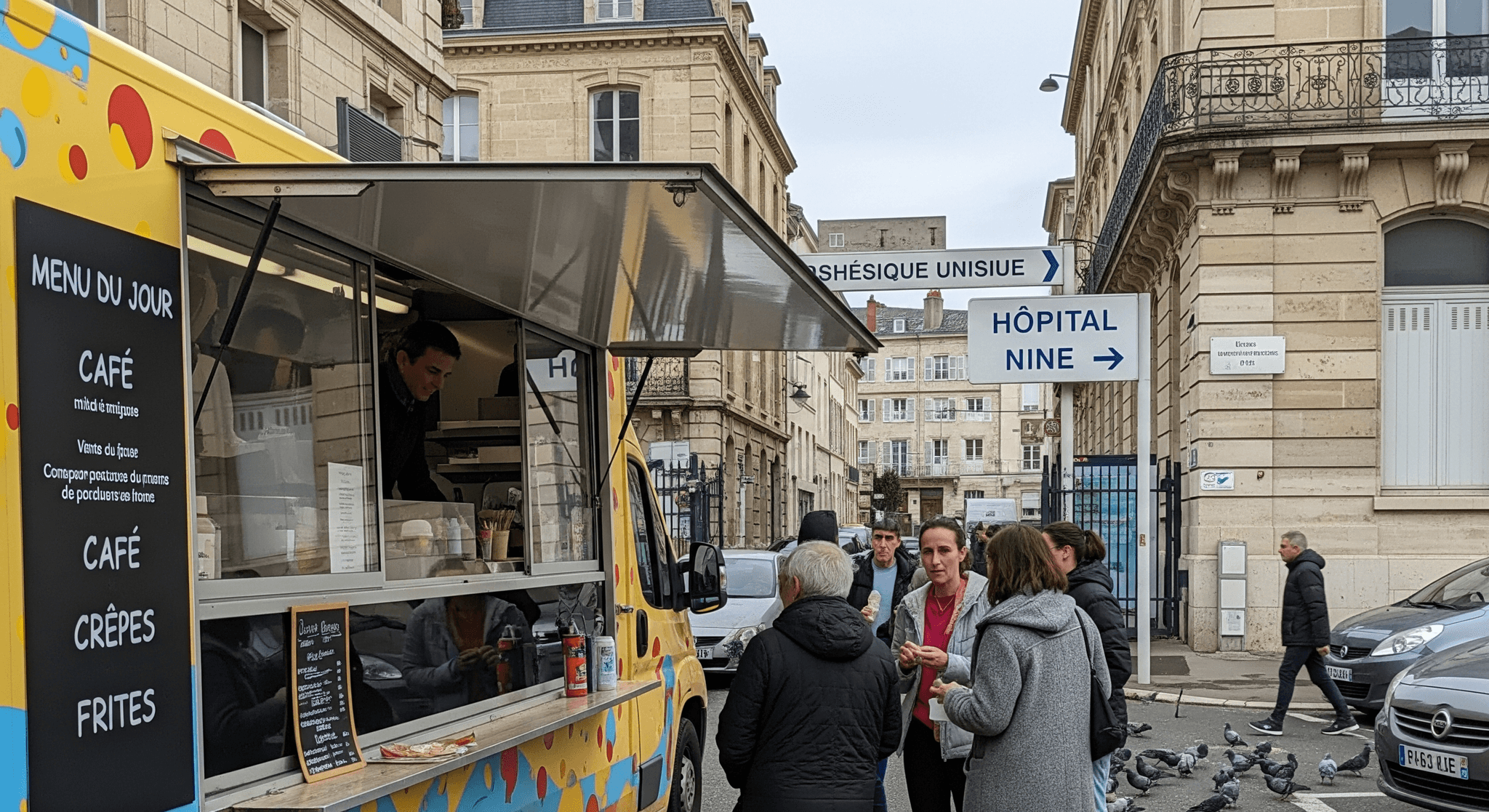 Food truck jaune dynamique servant cafés et crêpes à des clients devant un hôpital, exemple de restauration mobile urbaine.