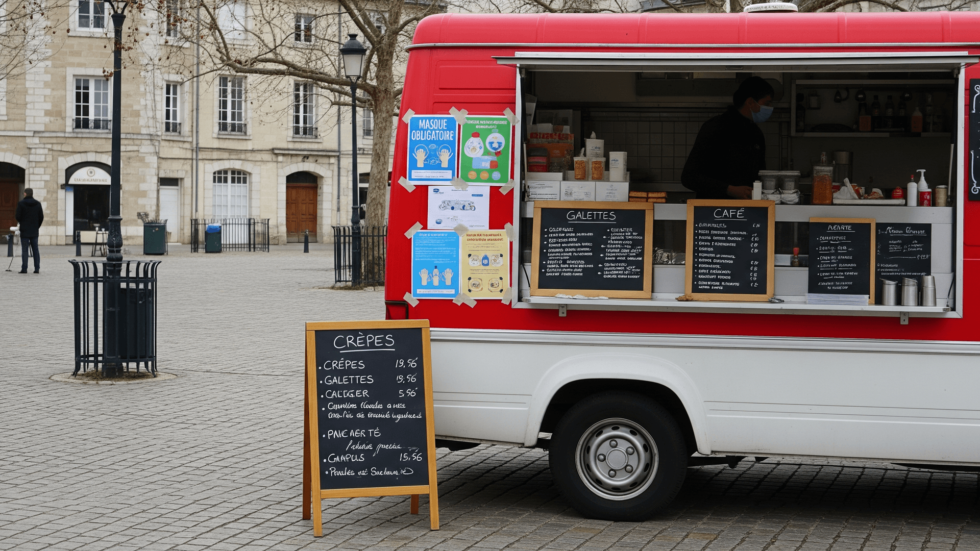 Food truck rouge aménagé en crêperie ambulante, avec menus affichés et consignes COVID-19 sur une place urbaine.