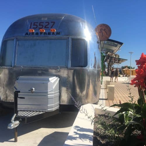 Remorque podium déployée en plein air — scène mobile événementielle