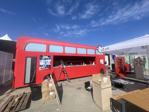 Bus anglais Gibson's Gin rouge aménagé en bar événementiel — comptoir ouvert